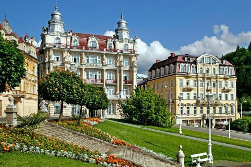 Anzio Apartments Marianske Lazne Bagian luar foto